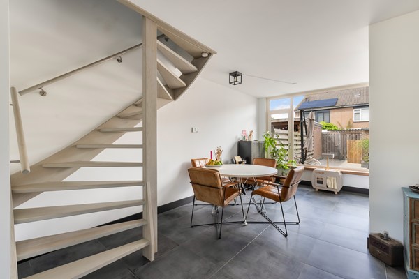 Foto - Verkocht onder voorbehoud: Instapklare tussenwoning op een rustige, autoluwe locatie!